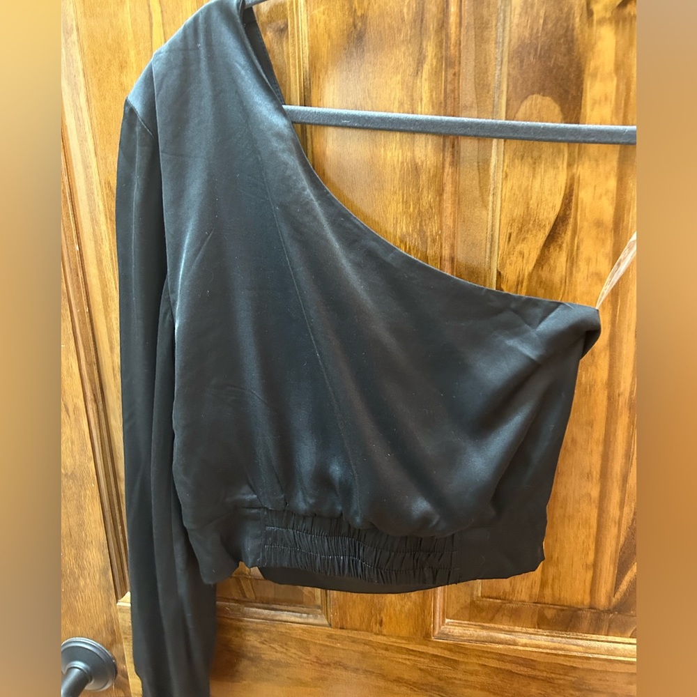 PERFECT DATE NIGHT TOP! 🖤🖤 - Picture 3 of 4